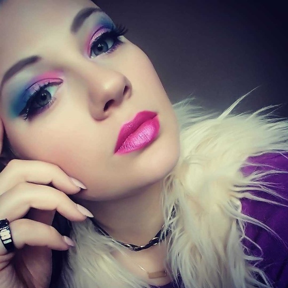 Meet your Posher, Hannah - Picture 2 of 5